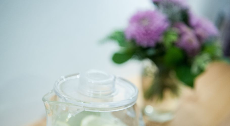 Getränketheke mit GRANDER-Wasser und Tee